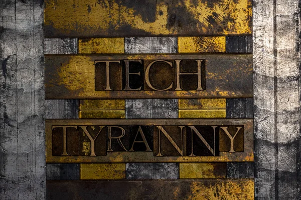 Tech Tyranny Mensagem Texto Sobre Texturizado Grunge Cobre Ouro Vintage — Fotografia de Stock