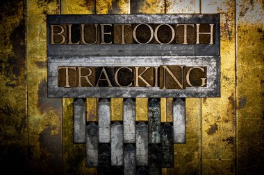 Bluetooth, grunge bakır ve klasik altın arkaplan üzerindeki metin mesajlarını takip ediyor