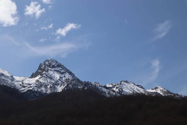 İlkbaharın başlarında dağlar güzeldir.