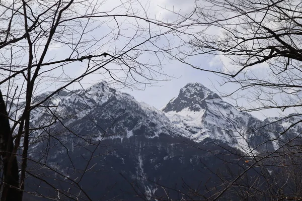 İlkbaharın başlarında dağlar güzeldir.