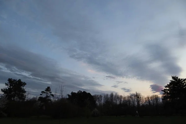 Akşam gökyüzü çok gizemli görünüyor.
