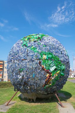 Terneuzen, Hollanda, 25 Ağustos 2019. Plastikten yapılmış Globe, insanların plastik ve atık kullanımından haberdar olmalarını sağladı..