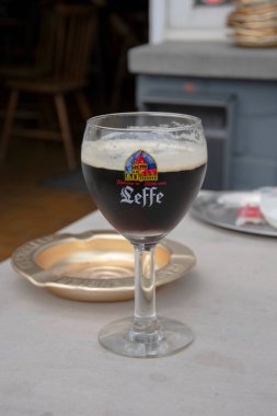 Lillo, Belçika, 11 Ağustos 2019, Belçika birası, Leffe Brown 6,5 derece koyu malt, şeker şekeri ve mayadan yapılmıştır..
