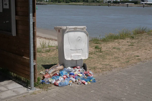 Antwerp Belgium Sunday May 2020 Προκυμαία Δίπλα Κάδο Απορριμμάτων Στο — Φωτογραφία Αρχείου