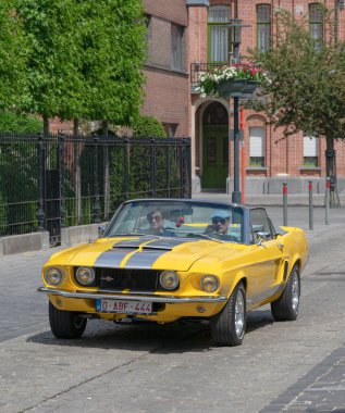 Melsele, Belçika, 30 Mayıs 2019, Sarı Mustang 428 Kobra jeti, Melsele Belçika 'da bir araba fuarında.