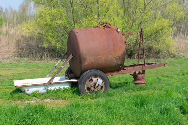 Rostiger Trinkwassertank Für Kühe Mit Badewanne Als Tränke — Stockfoto