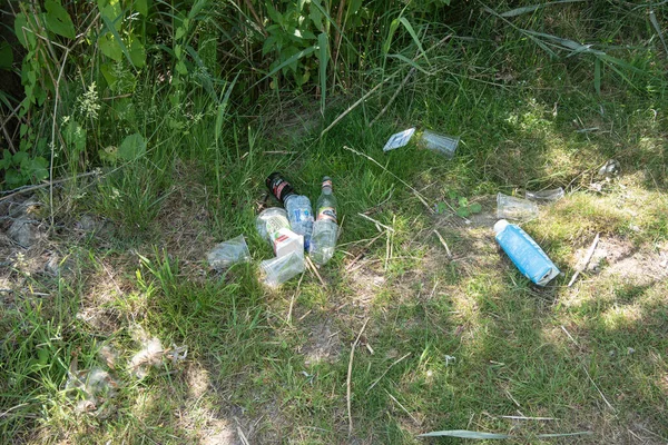 ベルギーのクルービー2020年6月1日草の中の空の包装とゴミ — ストック写真