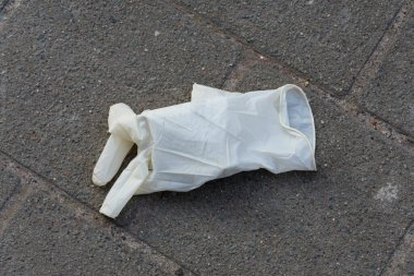 Seni sokağa atılan korona virüsünden korumak için lateks eldiven.