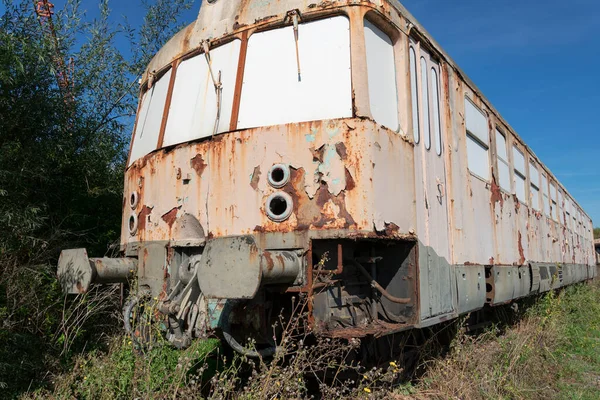 废弃的火车 油漆已经剥落并倾倒在大自然中 — 图库照片