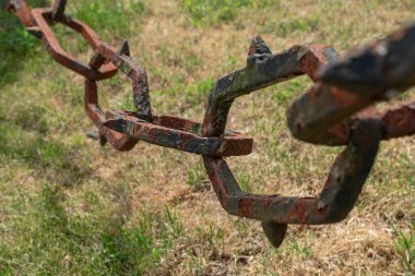 Ağır bir zincirin büyük paslı halkası