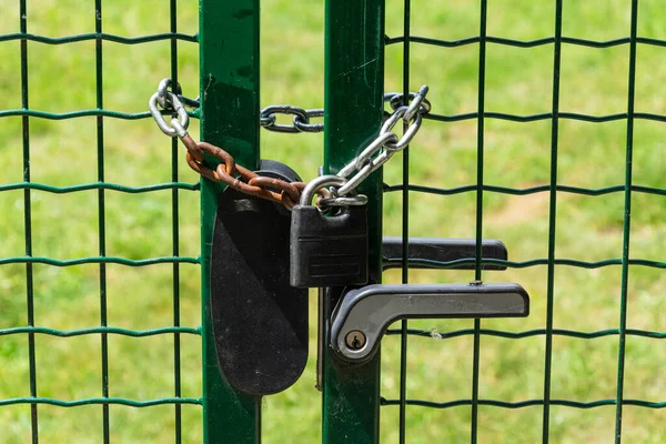 鉄の錆びた鎖と重い南京錠で閉鎖フェンス — ストック写真