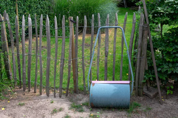 Wassergefüllte Stählerne Gartenwalze Für Grassamen — Stockfoto