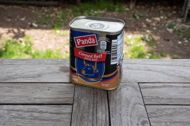 Sint Gillis Waas, Belçika, 12 Haziran 2020, Panda 'dan gelen konserve sığır eti ahşap bir masanın üzerinde.