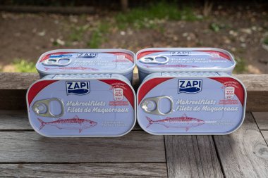 Sint Gillis Waas, Belçika, 12 Haziran 2020, dört kutu domates soslu uskumru fileto.