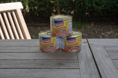 Sint Gillis Waas, Belçika, 12 Haziran 2020. Üç kutu Panda kokteyli sosisi.