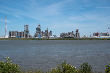 Antwerp, Belçika, 31 Mayıs 2020 Sol Bank Total Polymers Antwerp ve Kantoen ulusundan fabrikaların görüntüsü