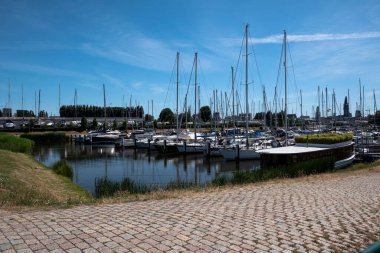 Antwerp, Belçika, 31 Mayıs 2020, Antwerp marinasında güneşli bir akşam.