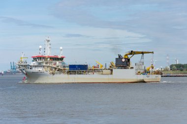 Kallo, Belçika - 12 Ağustos 2018 Bir İzleme Vakumu Hopper Dredger TSHD Antwerp limanına yaklaşıyor