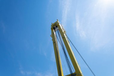 Güzel mavi gökyüzüne karşı tarama teknesinin büyük sarı vinci.