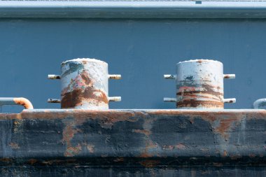 Bir geminin kenarındaki iki paslı kalça.