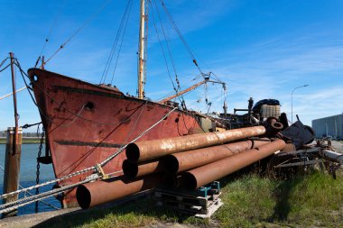 Walsoorden, Hollanda, 15 Eylül 2019, bir sürü paslı hurda yığını olan eski bir tekne. Walsoorden Hollanda limanında.