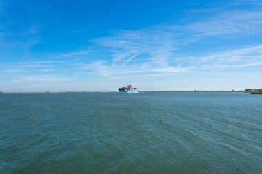 Walsoorden, Hollanda, 15 Eylül 2019, Seago gemisi Doel, Belçika ve Walsoorden arasında Batı Scheldt 'e yelken açar.