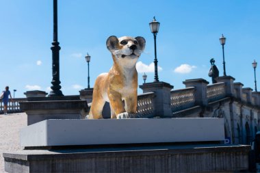 Antwerp, Belçika - 14 Temmuz 2018 Bir aslan yavrusu heykeli Antwerp 'te yeniden inşa edilen poton köprüsüne