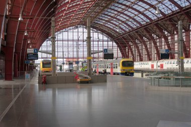Antwerp, Belçika, 31 Temmuz 2018, Antwerp Merkez Tren İstasyonu çalışanları bir bankta oturmuş trenlerini bekliyorlar.