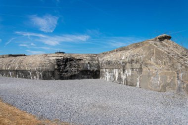 Breendonk, Belçika, 22 Temmuz 2019 Breendonk Kalesi Ulusal Anıtı, beton duvardan büyük bir parça, top ateşiyle.