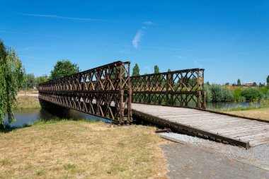 Breendonk, Belçika, 22 Temmuz 2019 Breendonk Kalesi Ulusal Anıtı, paslı demir köprü.