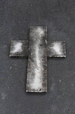 Beton haç, gri beton arka planda beyaz küf.