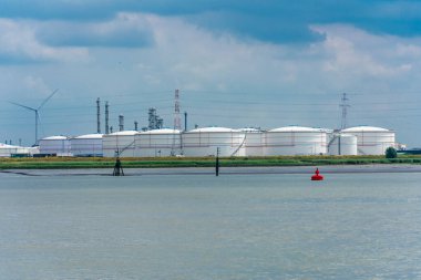 Petrol tankı Stolthaven Antwerp 'i suda kırmızı bir şamandırayla