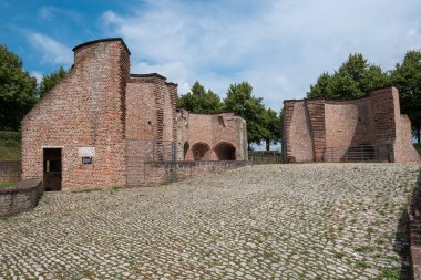 Hollanda 'daki güçlendirilmiş Hulst şehrinin batı şehir kapısının kalıntıları. Keldermanspoort olarak da bilinir.