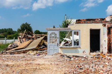 Sint Gillis Waas, Belçika, 11 Temmuz 2019, eski bir parça için eski bir ev, ön kapı hala duruyor