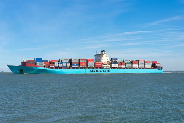 オランダのウォルソールデン 2019年9月15日青い空と美しい一日に大きな貨物船の海岸線の近くに — ストック写真