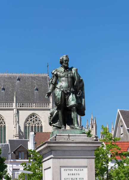 Антверпен, Бельгия - 14 июля 2018 года Статуя художника Питера Пола Рубенса в Антверпене высоко в своей колонке
