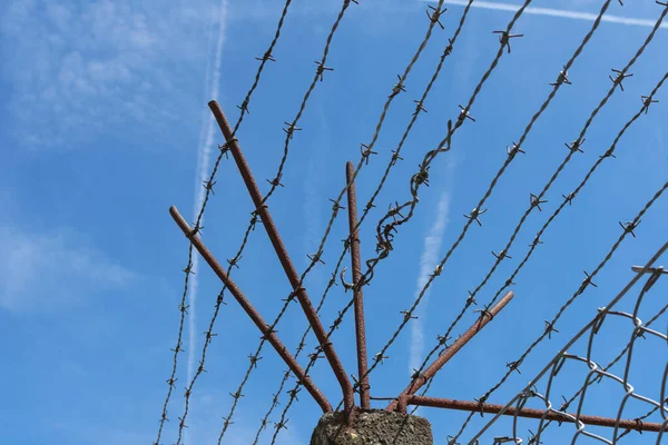 ブレンドンク要塞の国立記念碑のフェンスの周りに有刺鉄線 — ストック写真