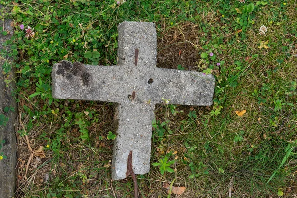 Oud Betonnen Kruis Dat Het Gras Gevallen — Stockfoto