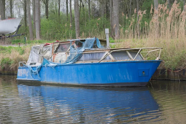 古い青い船が水面に映る ロイヤリティフリーのストック写真