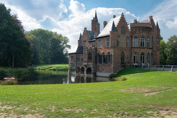 ベルギーのバゼル 9月30 2018 城の正面と側面の景色を望む城Wissekerke ストック画像