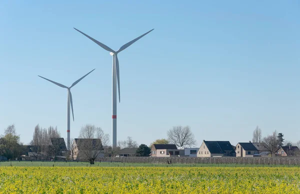 2020年3月22日ベルギーのセントギリスは住宅街の端に風力発電機を設置 ストックフォト