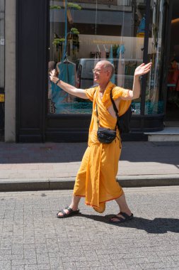 Antwerp, Belçika - 14 Temmuz 2018 Büyük Hint kenti Antwerp 'te bir geçit töreni sırasında Hint keşişi