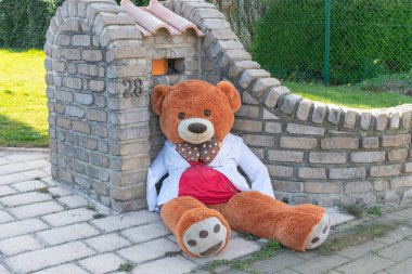 Belçika, Sint Gillis Waas, 07 04 2020 Coronavirus COVID 19 boyunca çocuklarını ayı avına götürdü.