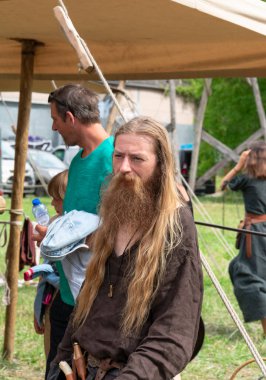 Doel, Belçika, 11 Ağustos 2019 Orta Çağ sakallı adam.