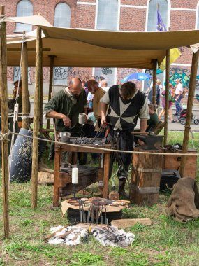 Doel, Belçika, 11 Ağustos 2019, Ortaçağ 'da Blacksmith ok başlarını nasıl yaptığını gösterdi.