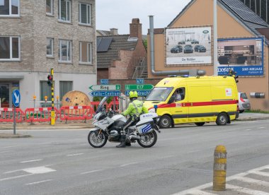 Melsele, Belçika, 30 Mayıs 2019, motosikletli ajan acil servis trafiğini durdurdu.