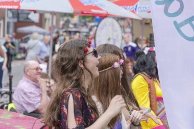 Sint Gillis Waas, Belçika, 3 Ağustos 2019, Woodstock Festivali, Aşk, Barış ve Anlayış. Çiçekçi kız çok eğleniyor.
