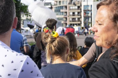 Sint Niklaas, Belçika, 8 Eylül 2019, Saçı kabarmış ve çiçekli kız geçit törenini izliyor.