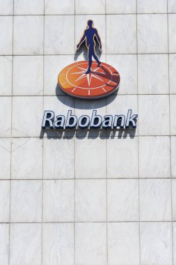 Terneuzen, Hollanda, 25 Ağustos 2019, Hollanda bankasının sembolü, Rabobank beyaz taş cephede.