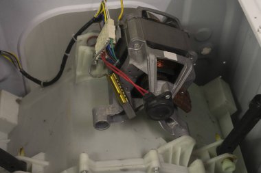 Konutsuz bir çamaşır makinesinin karbon fırçası